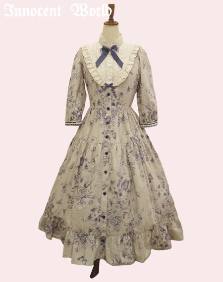 木漏れ日の中の鈴蘭ティアードワンピース