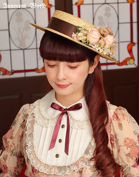 薄薔薇に包まれた小さな麦わら帽