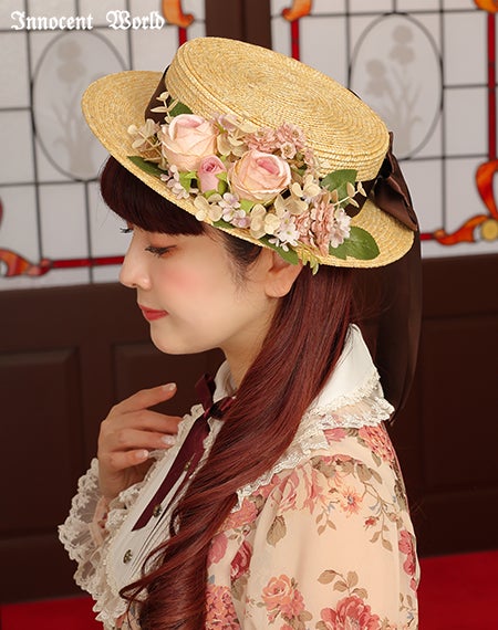 薄薔薇に包まれた小さな麦わら帽