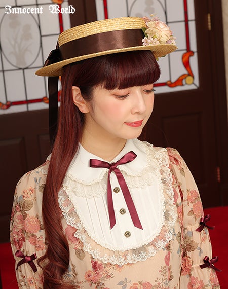 薄薔薇に包まれた小さな麦わら帽