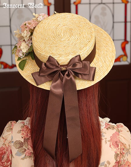 薄薔薇に包まれた小さな麦わら帽