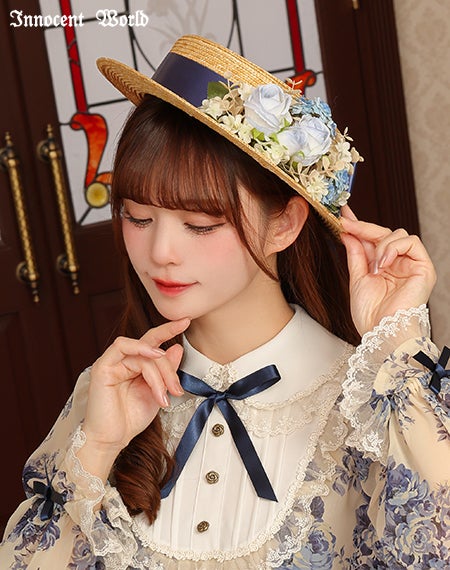 薄薔薇に包まれた小さな麦わら帽