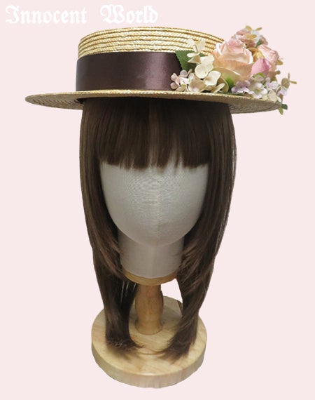 薄薔薇に包まれた小さな麦わら帽