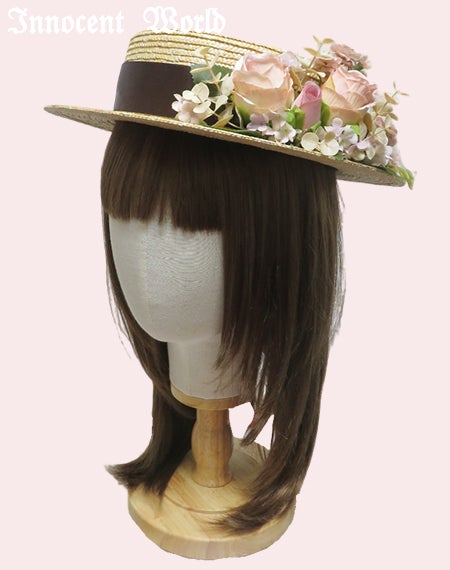 薄薔薇に包まれた小さな麦わら帽
