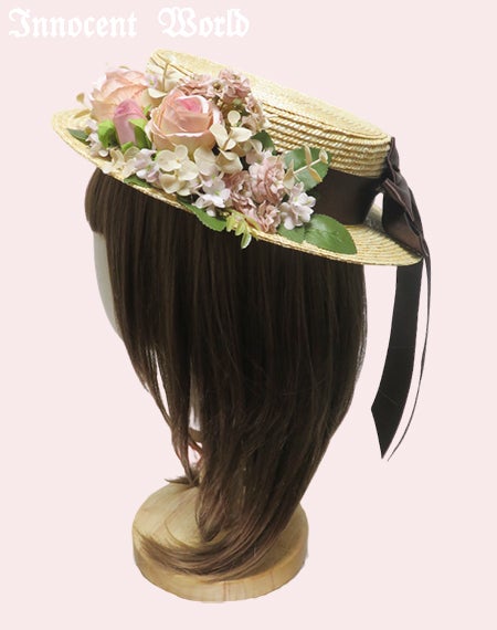 薄薔薇に包まれた小さな麦わら帽