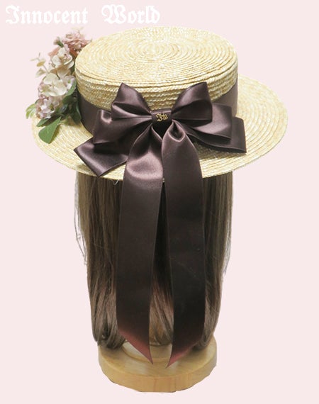 薄薔薇に包まれた小さな麦わら帽