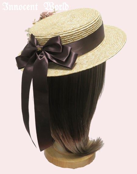 薄薔薇に包まれた小さな麦わら帽