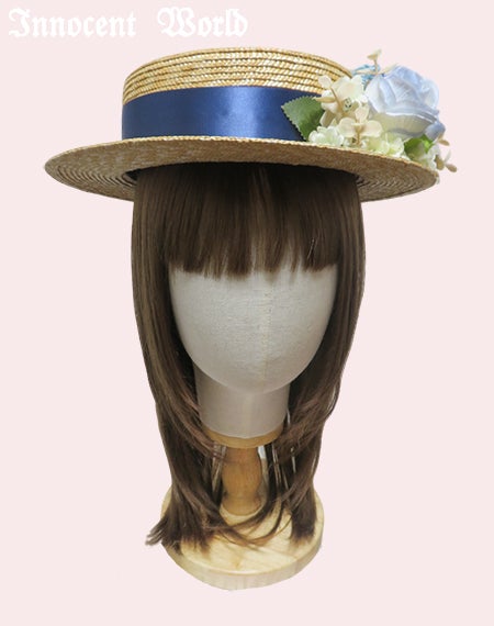 薄薔薇に包まれた小さな麦わら帽