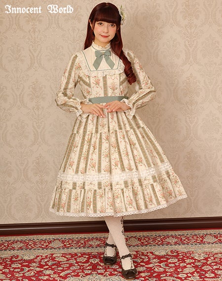愛らしく咲く薔薇のドレス
