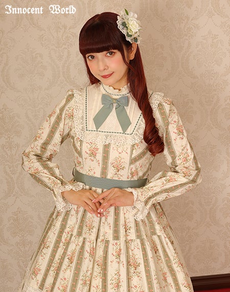 愛らしく咲く薔薇のドレス